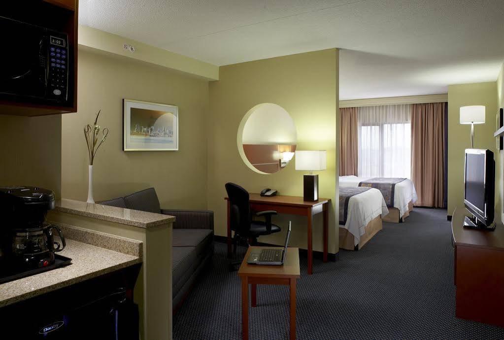 Fairfield Inn & Suites By Marriott Montreal Airport Дорвал Екстериор снимка